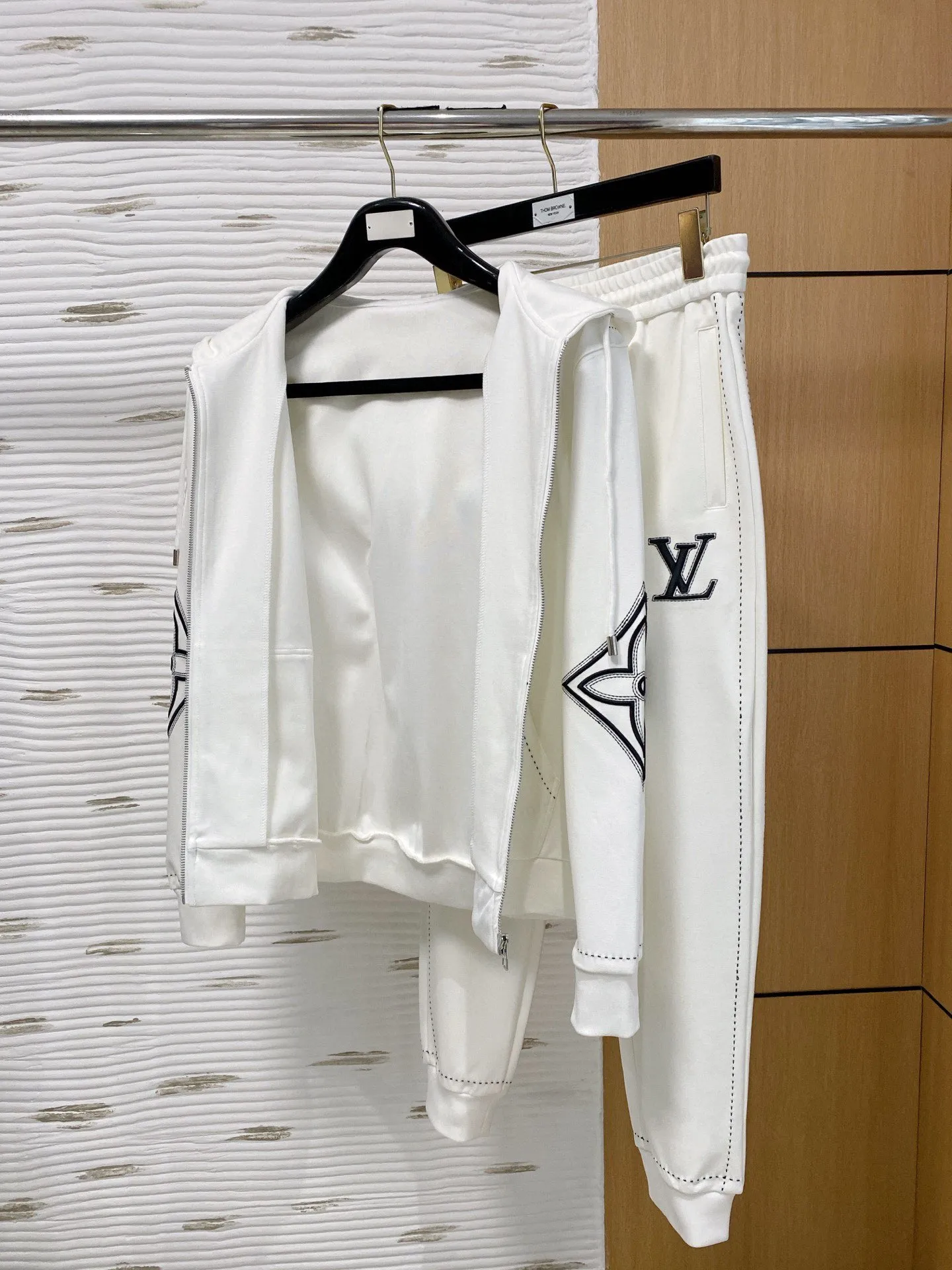 🅿️720 [LV Louis Vuitton] hot-selling suit is coming. Focus on the original version of the official website. 2025 new hot-selling cardigan and sweatshirt suit. The original order is the best. 🇭🇰The meticulous work of top designers. It has a fitting and perfect upper body effect. All-natural high-quality Tencel Roman cotton 100%, close-fitting comfort, noble and elegant! Original hardware embodies elegance and nobility! Counter size: M-3XL (maximum wear up to 190 pounds)